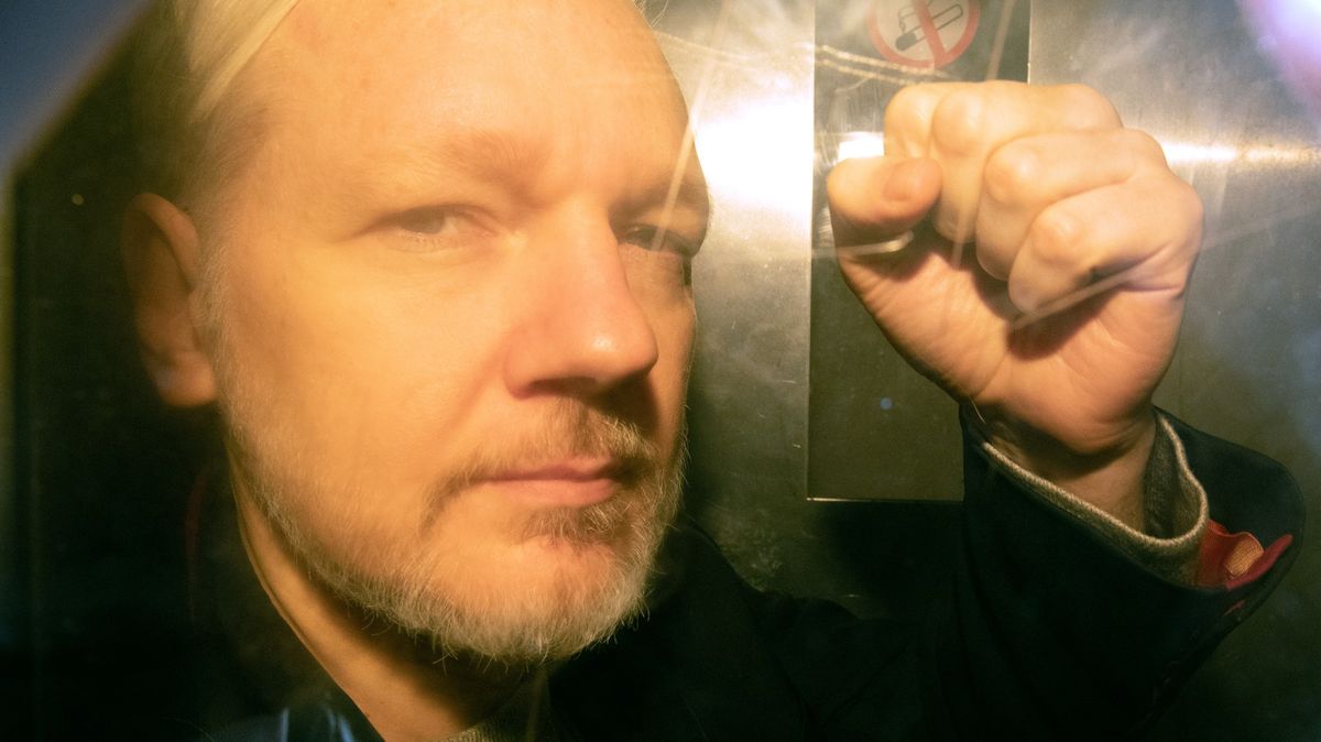 Proces o vydání Assange do USA přerušen, pokračovat bude v květnu